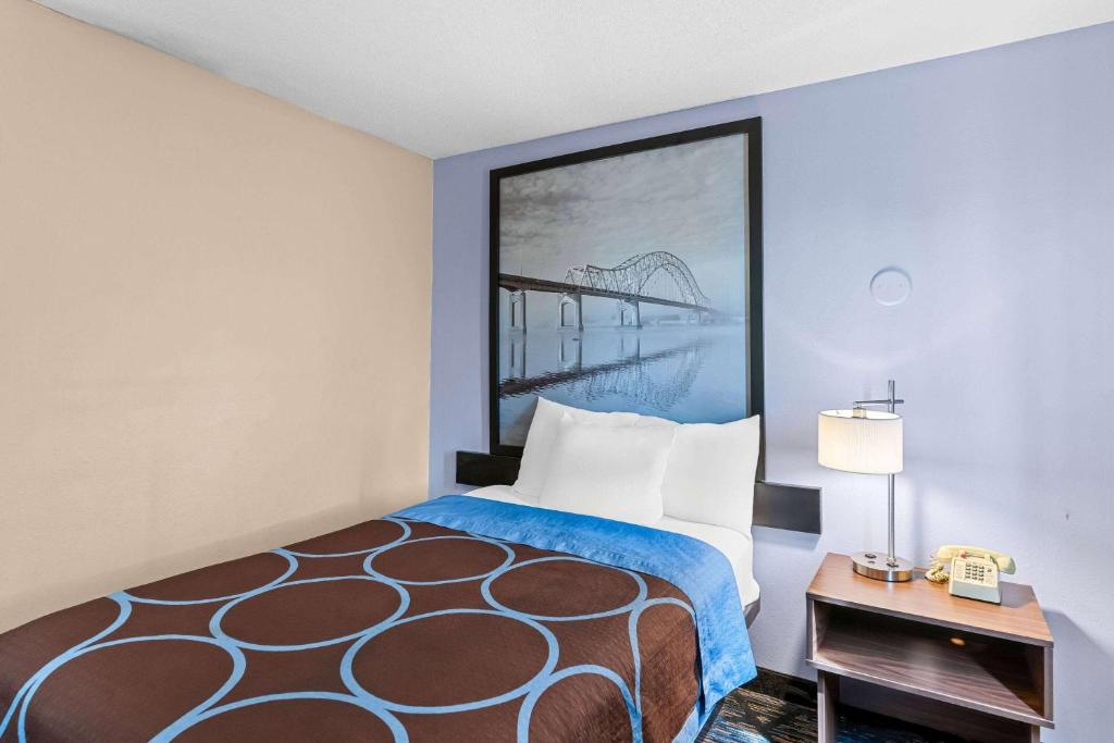 Postel nebo postele na pokoji v ubytování Super 8 by Wyndham Council Bluffs IA Omaha NE Area