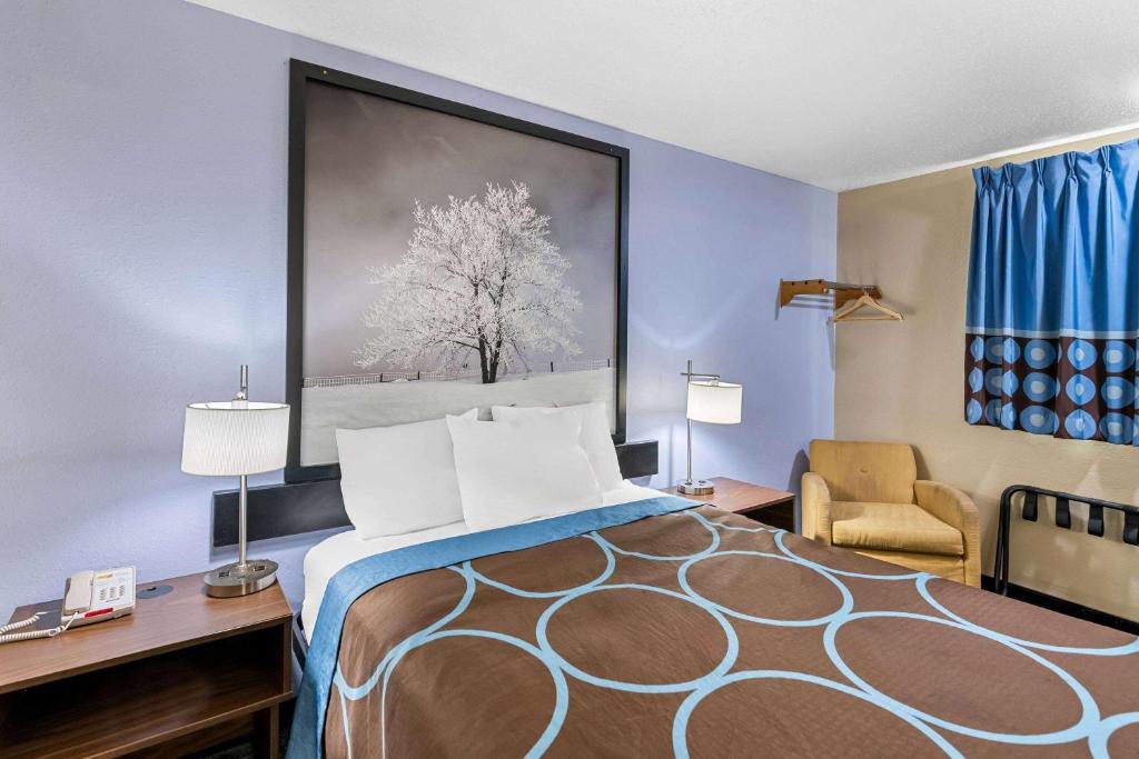 Postel nebo postele na pokoji v ubytování Super 8 by Wyndham Council Bluffs IA Omaha NE Area