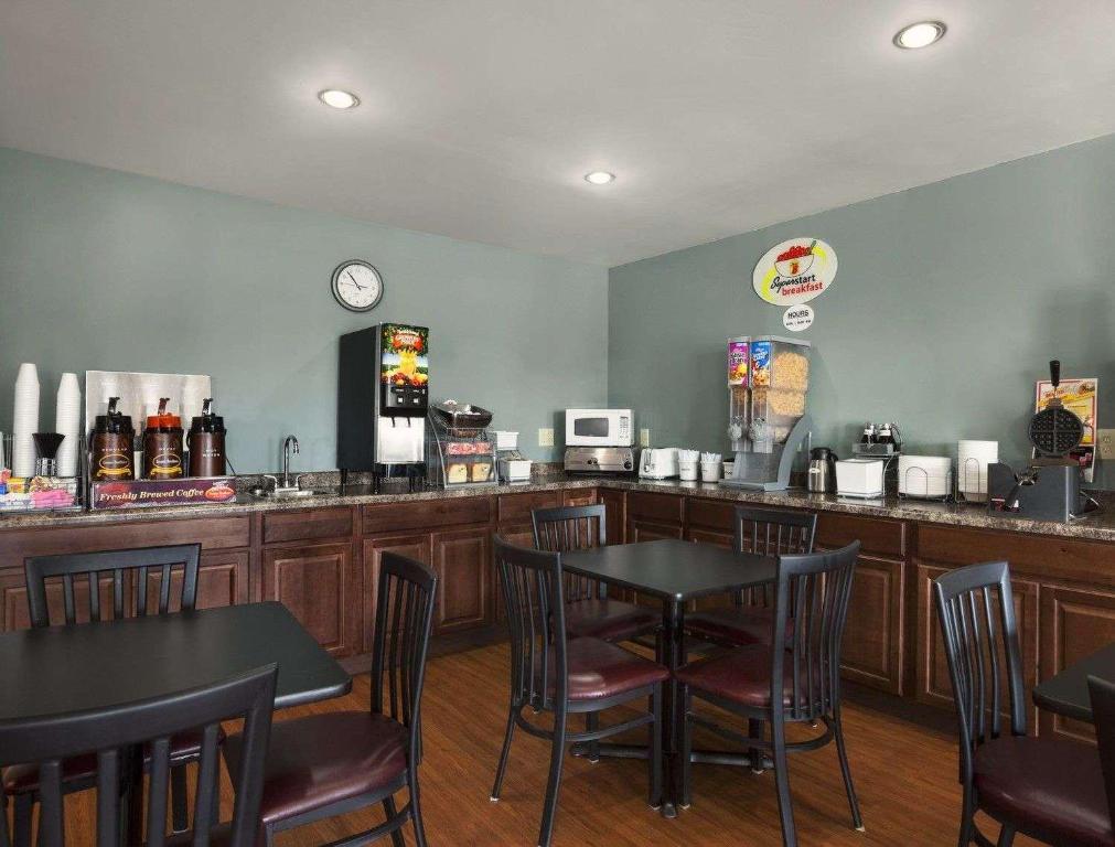 Lounge nebo bar v ubytování Super 8 by Wyndham Council Bluffs IA Omaha NE Area