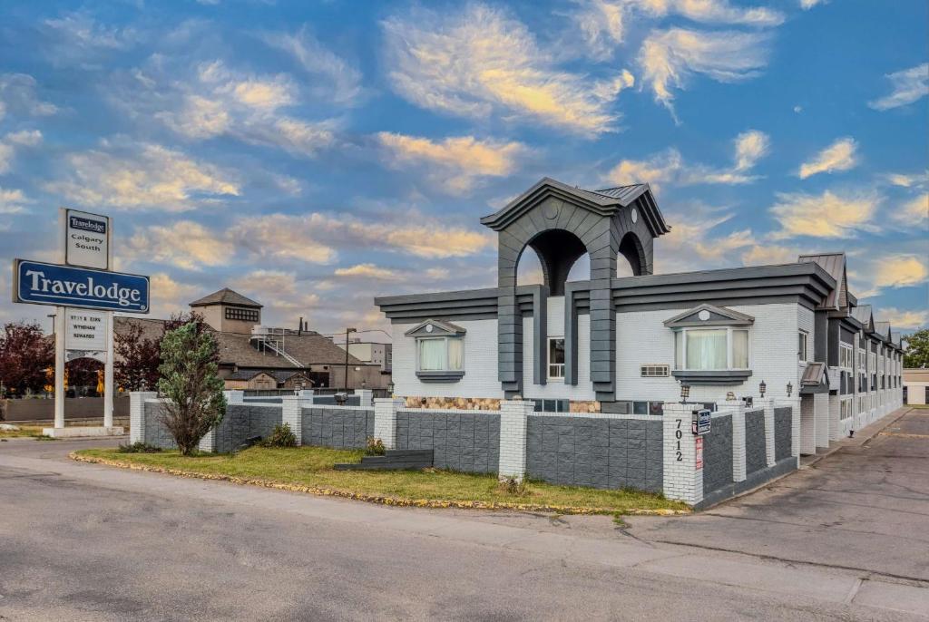 Travelodge by Wyndham Calgary South - Resim 1