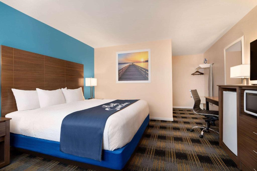 Days Inn by Wyndham Middletown/Newport Area - Quarto Queen - Não Fumador