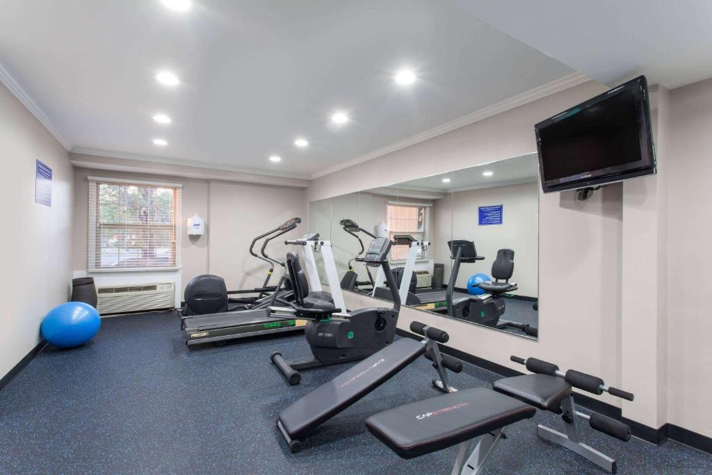 Fitness centrum a/nebo fitness zařízení v ubytování Days Inn by Wyndham Wilmington Brandywine
