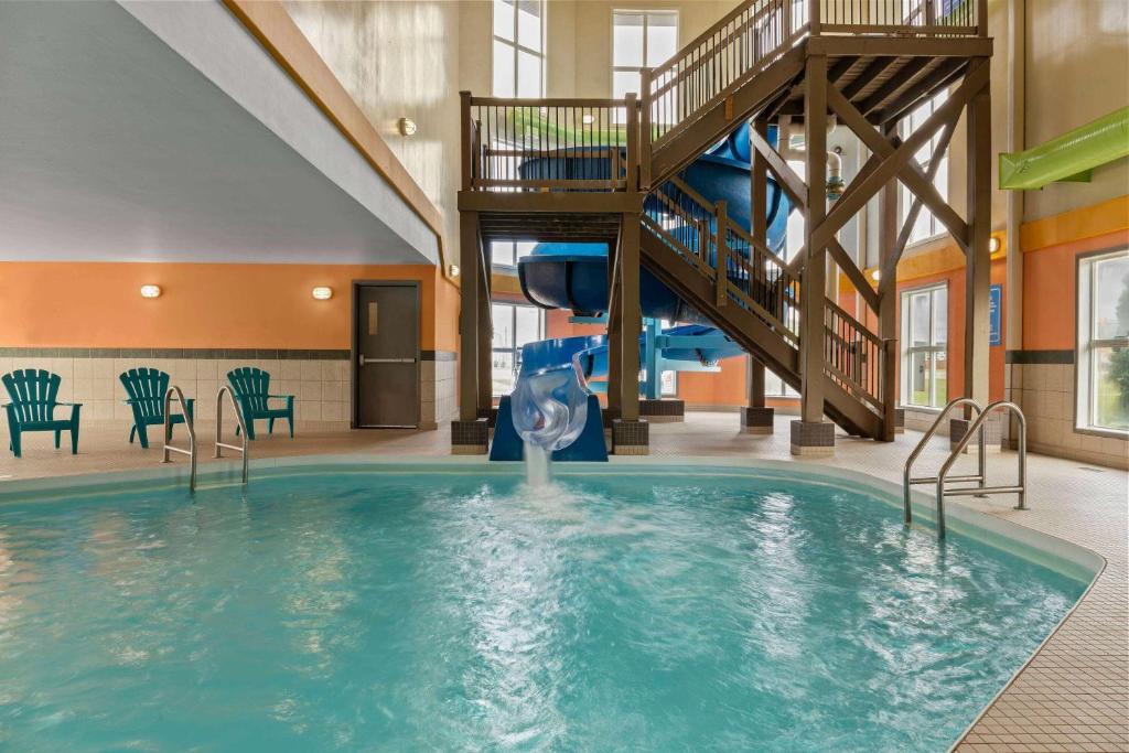 Bazén v ubytování Days Inn by Wyndham Steinbach nebo v jeho okolí