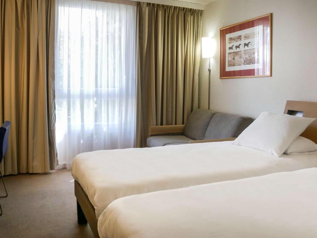 Postel nebo postele na pokoji v ubytování Novotel Narbonne Sud A9/A61