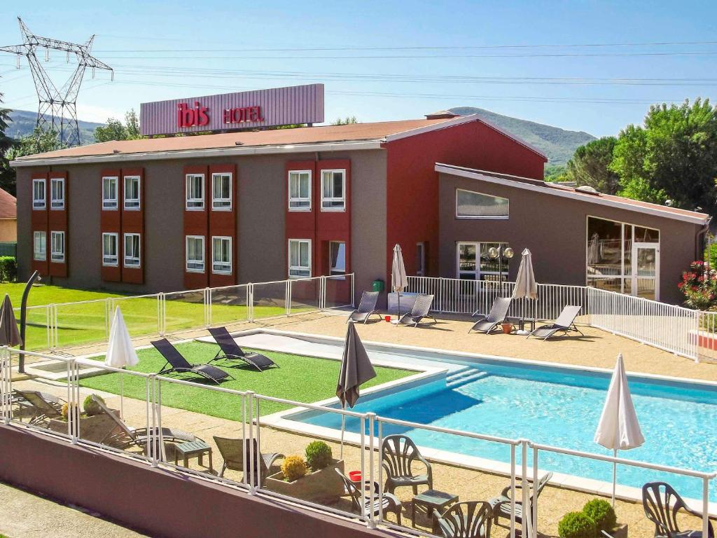 Bazén v ubytování ibis Montélimar Nord nebo v jeho okolí