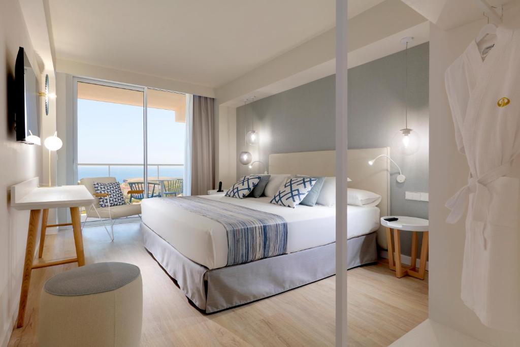 Een bed of bedden in een kamer bij Palladium Hotel Menorca