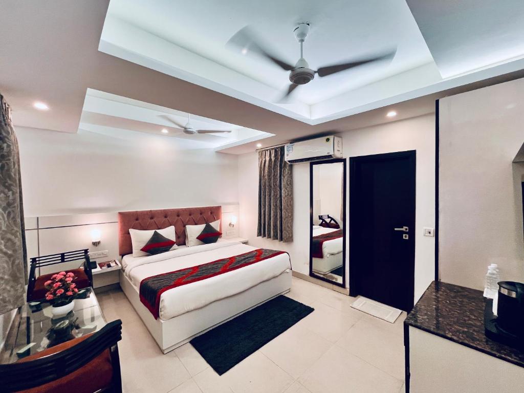 Postel nebo postele na pokoji v ubytování Hotel The Gold Inn - Karol Bagh Delhi