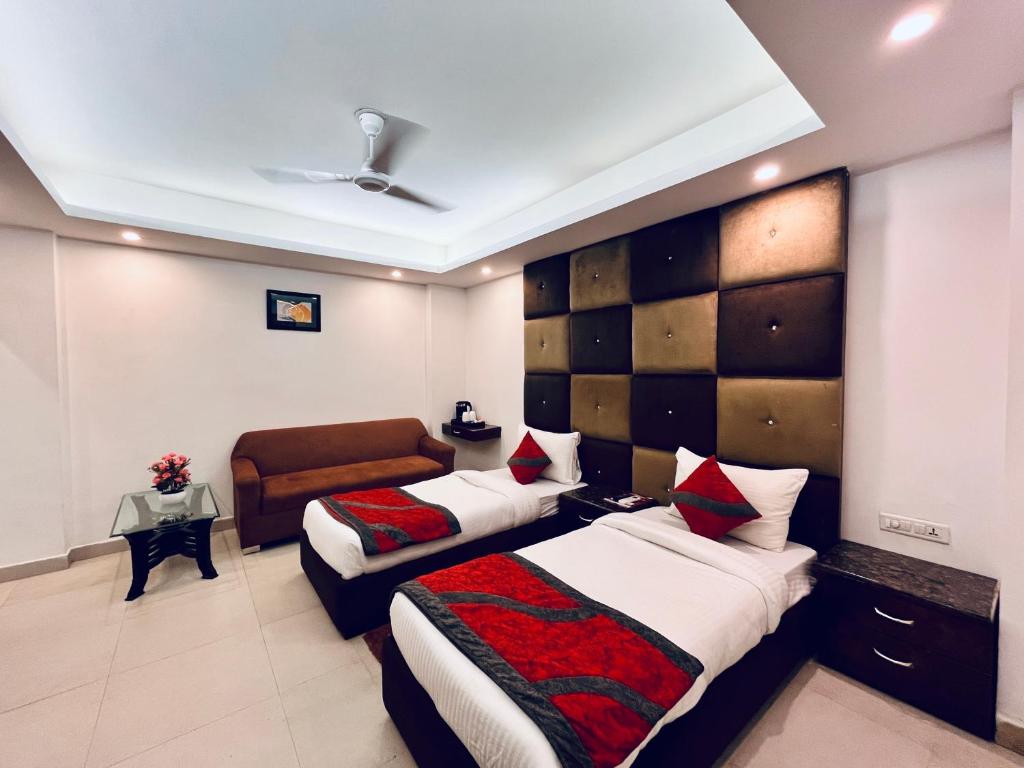 Postel nebo postele na pokoji v ubytování Hotel The Gold Inn - Karol Bagh Delhi