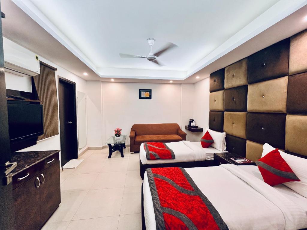 Postel nebo postele na pokoji v ubytování Hotel The Gold Inn - Karol Bagh Delhi