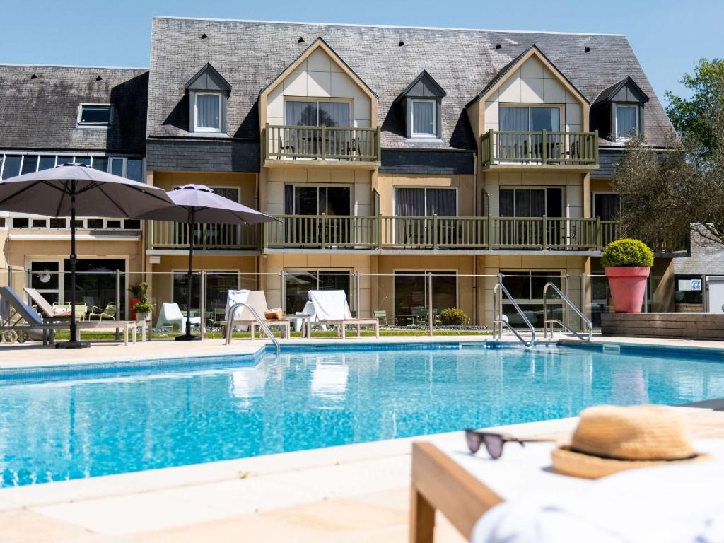 Bazén v ubytování Mercure Bayeux Omaha Beach nebo v jeho okolí