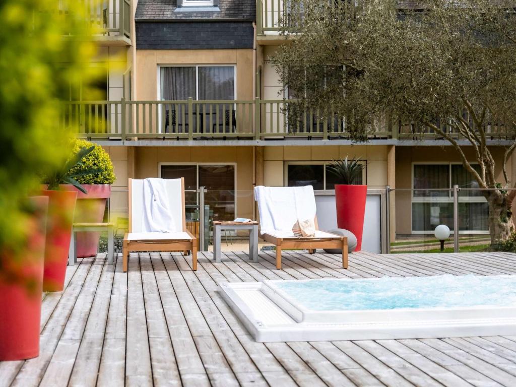 Bazén v ubytování Mercure Bayeux Omaha Beach nebo v jeho okolí