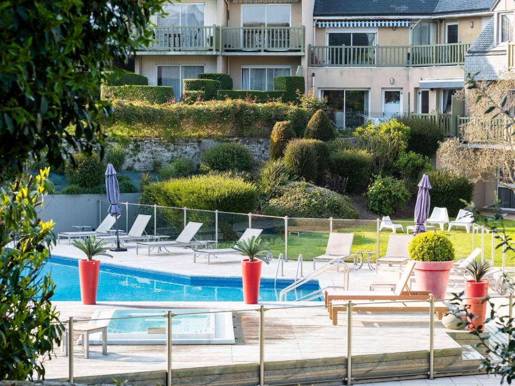 Bazén v ubytování Mercure Bayeux Omaha Beach nebo v jeho okolí