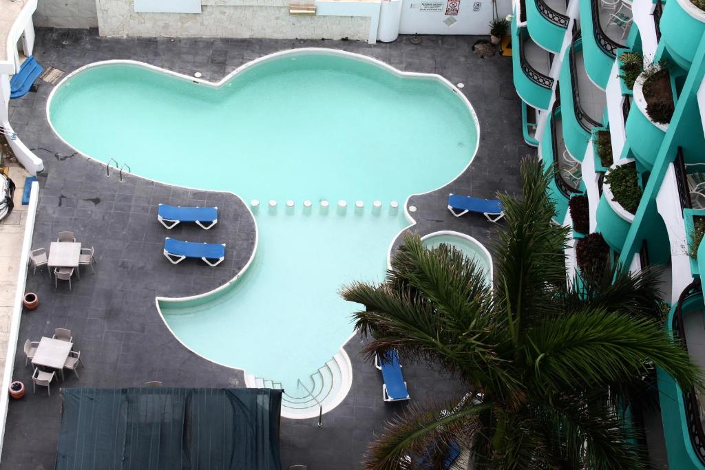 Una vista aérea de una gran piscina en un edificio. en Hotel Playa Marina, en Mazatlán