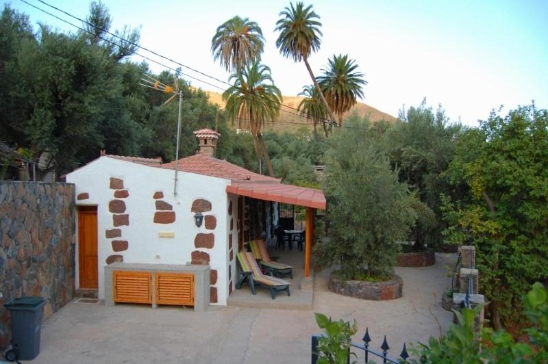 a small house with a patio with a table and chairs at Casa Rosiana in Santa Lucía