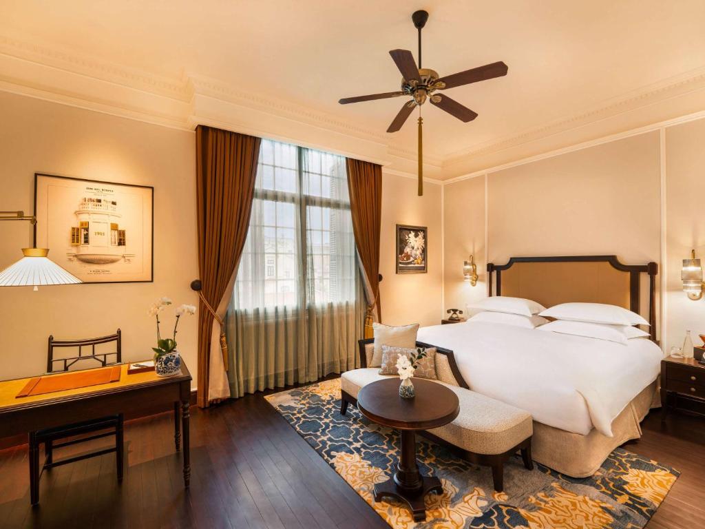 Postel nebo postele na pokoji v ubytování Sofitel Legend Metropole Hanoi