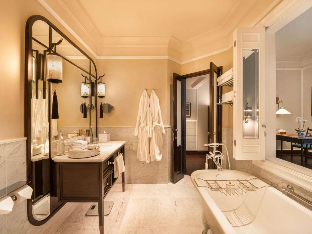 Koupelna v ubytování Sofitel Legend Metropole Hanoi