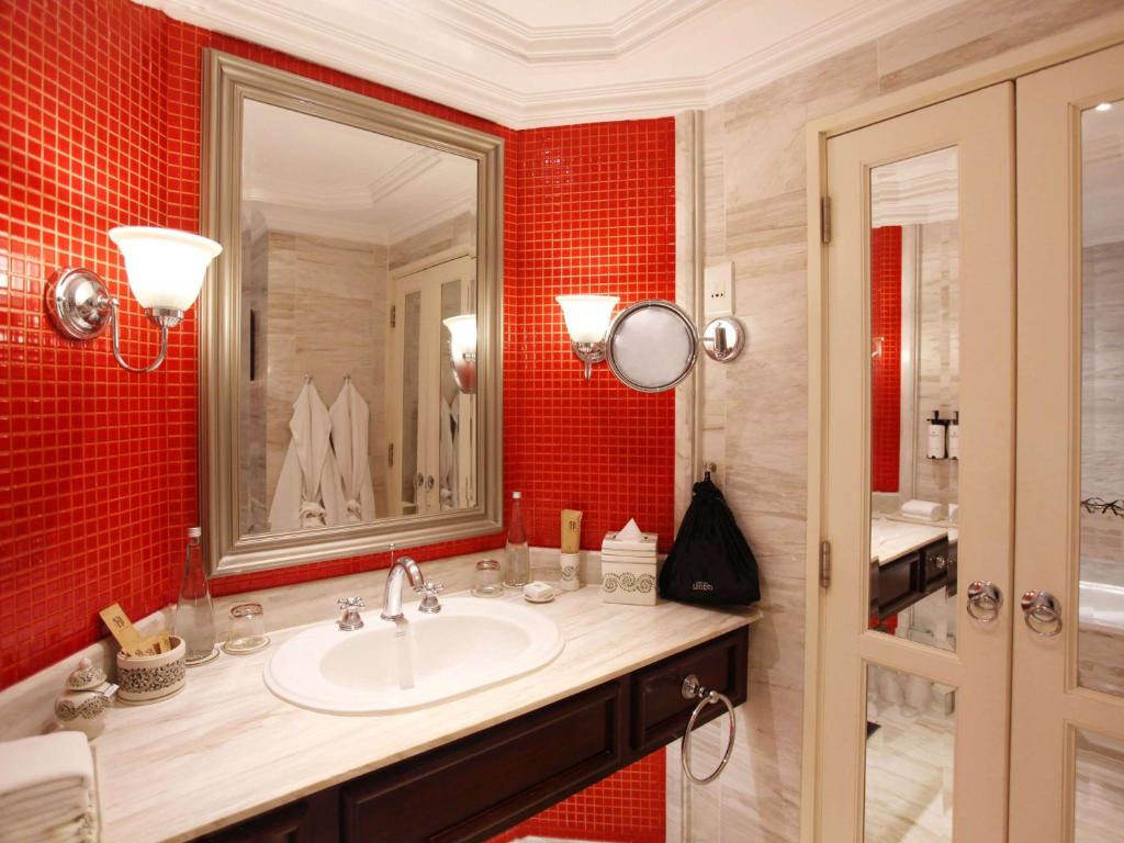 Koupelna v ubytování Sofitel Legend Metropole Hanoi