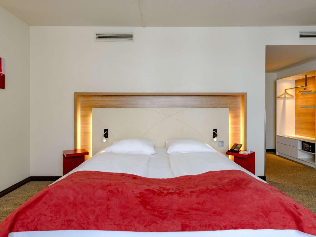 Postel nebo postele na pokoji v ubytování Mercure Hotel Stuttgart Airport Messe