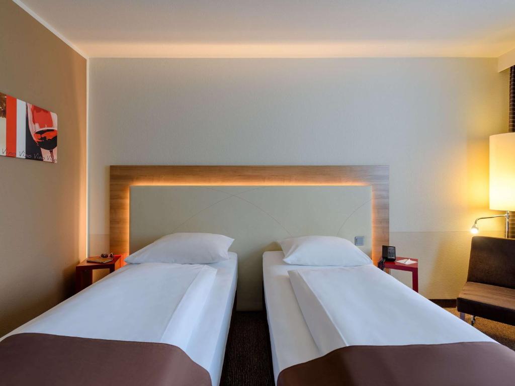 Postel nebo postele na pokoji v ubytování Mercure Hotel Stuttgart Airport Messe