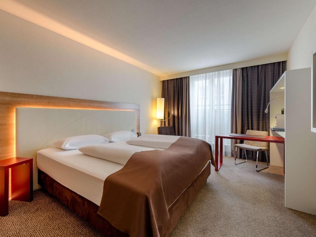 Postel nebo postele na pokoji v ubytování Mercure Hotel Stuttgart Airport Messe
