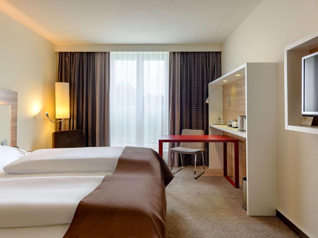 Postel nebo postele na pokoji v ubytování Mercure Hotel Stuttgart Airport Messe