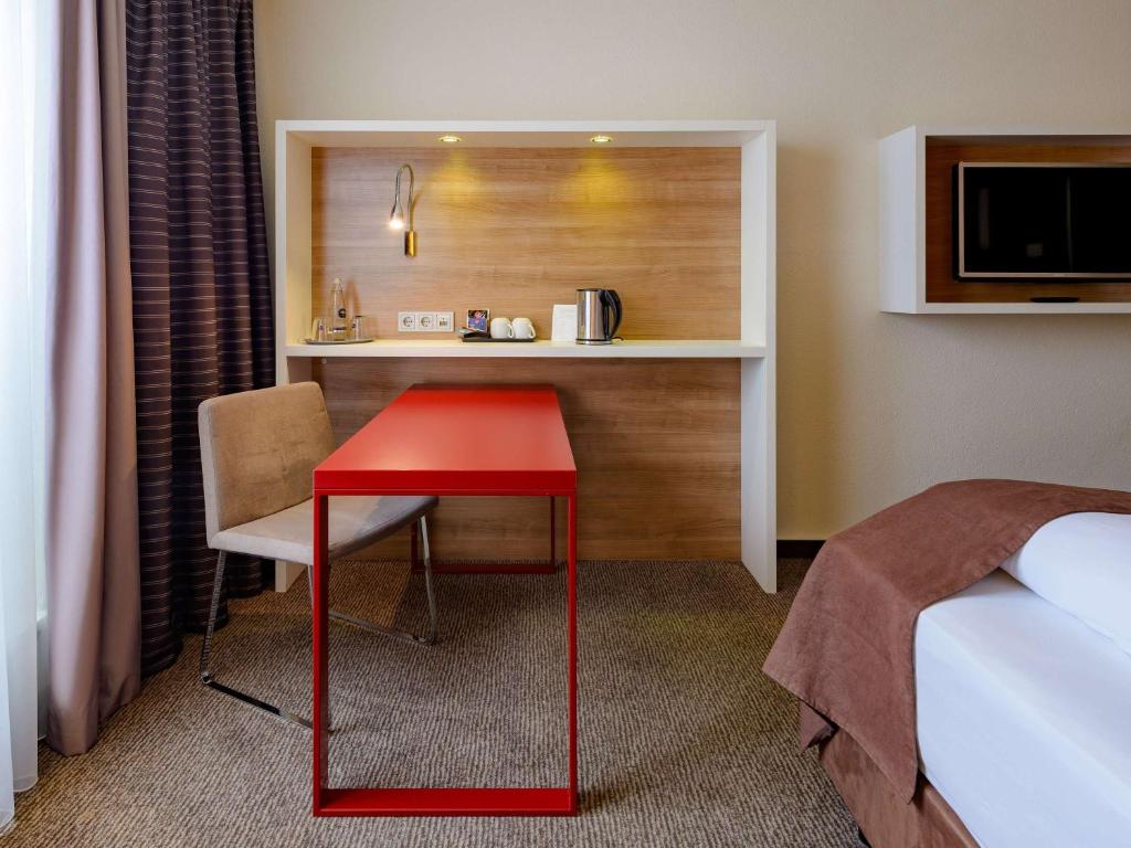 Postel nebo postele na pokoji v ubytování Mercure Hotel Stuttgart Airport Messe