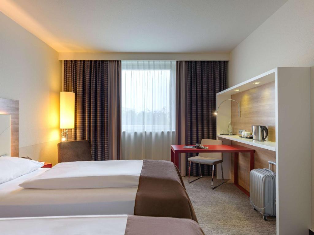 Postel nebo postele na pokoji v ubytování Mercure Hotel Stuttgart Airport Messe