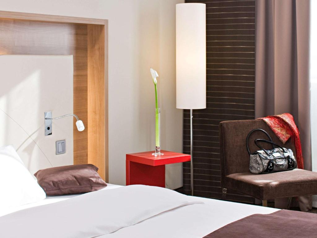 Postel nebo postele na pokoji v ubytování Mercure Hotel Stuttgart Airport Messe