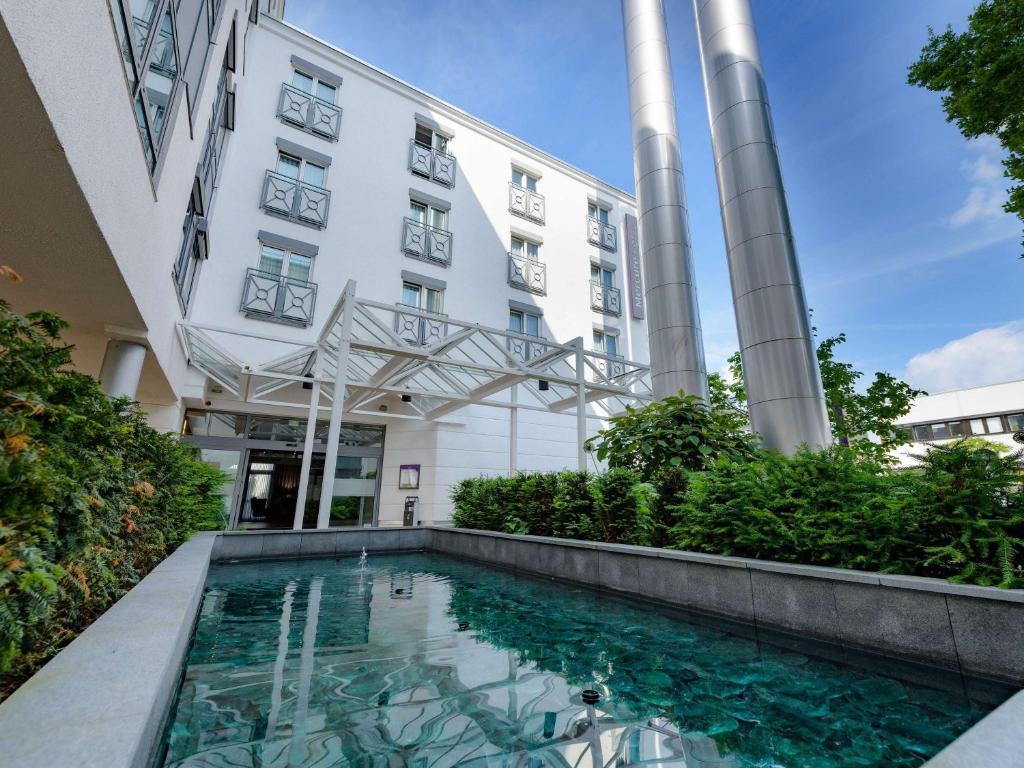 Bazén v ubytování Mercure Hotel Stuttgart Airport Messe nebo v jeho okolí