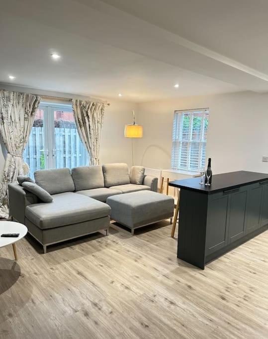 Hotel Gorgeous 2 bed apartment with free parking near, Sefton Park, Palm House, Lark Lane, Liverpool and Everton football clubs, a living room with a couch and a table at Gorgeous 2 bed apartment with free parking near, Sefton Park, Palm House, Lark Lane, Liverpool and Everton football clubs in Liverpool