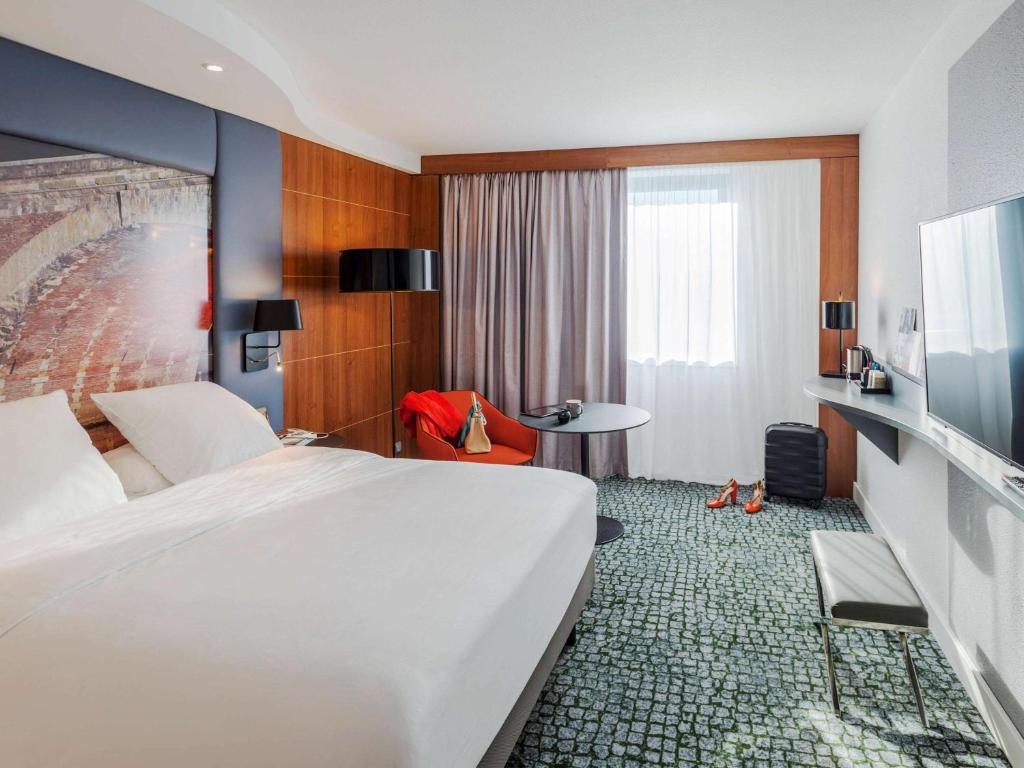 TV a/nebo společenská místnost v ubytování Hotel Mercure Toulouse Centre Compans