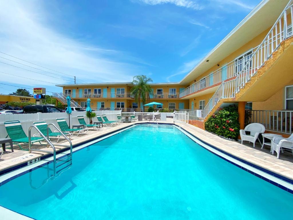Πισίνα στο ή κοντά στο Sunrise Motel