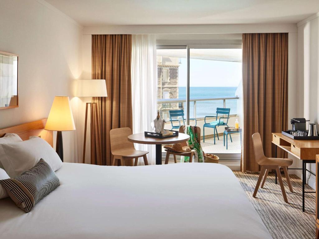 Postel nebo postele na pokoji v ubytování Sofitel Biarritz Le Miramar Thalassa