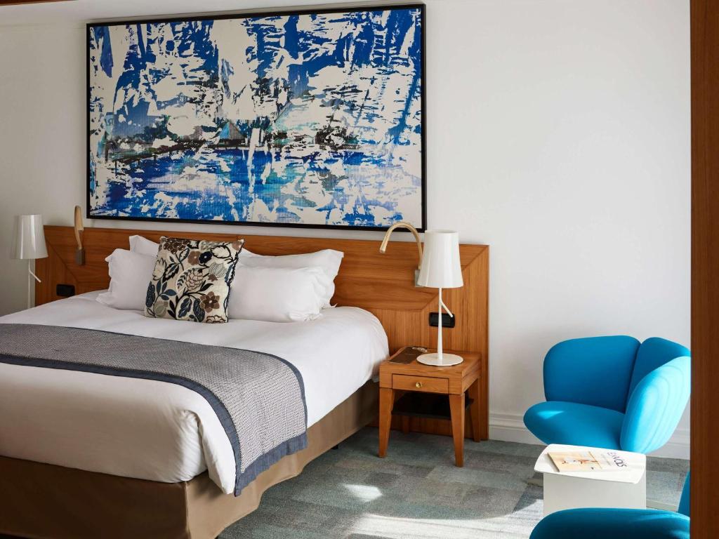 Postel nebo postele na pokoji v ubytování Sofitel Biarritz Le Miramar Thalassa