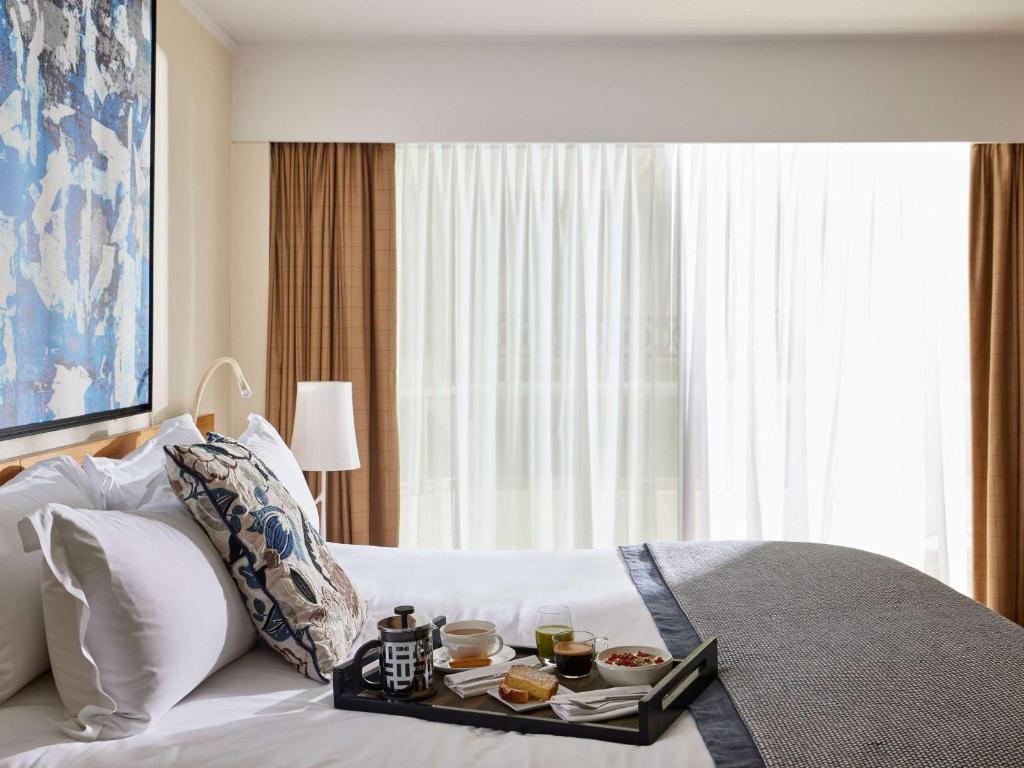 Postel nebo postele na pokoji v ubytování Sofitel Biarritz Le Miramar Thalassa