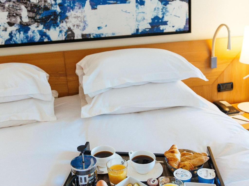 Postel nebo postele na pokoji v ubytování Sofitel Biarritz Le Miramar Thalassa