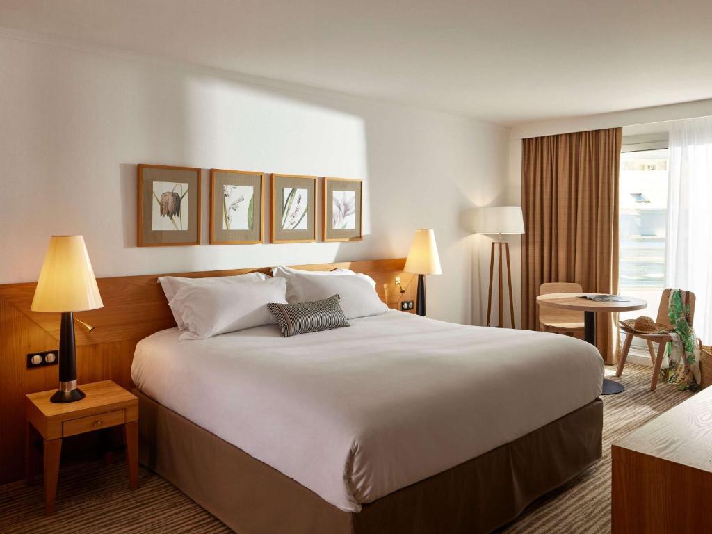 Postel nebo postele na pokoji v ubytování Sofitel Biarritz Le Miramar Thalassa