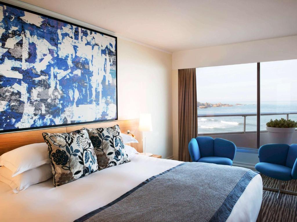 Postel nebo postele na pokoji v ubytování Sofitel Biarritz Le Miramar Thalassa