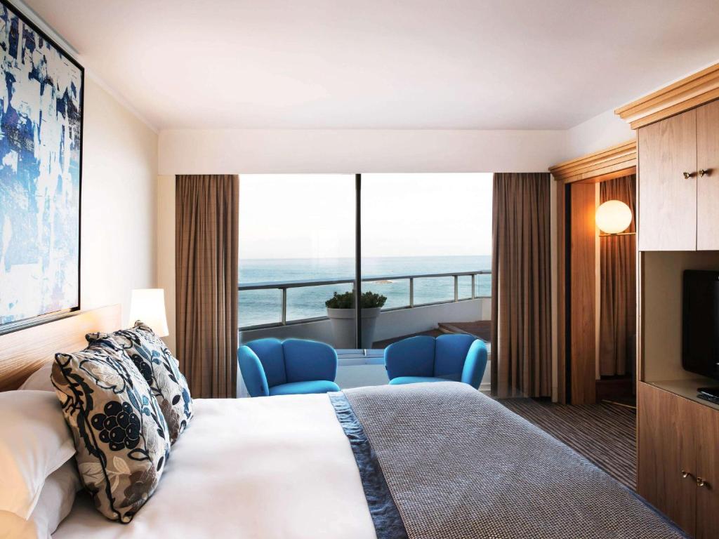 Postel nebo postele na pokoji v ubytování Sofitel Biarritz Le Miramar Thalassa