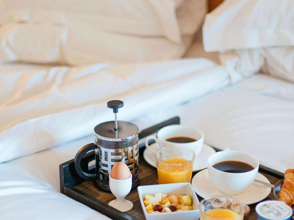 Postel nebo postele na pokoji v ubytování Sofitel Biarritz Le Miramar Thalassa