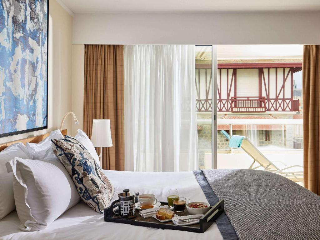 Postel nebo postele na pokoji v ubytování Sofitel Biarritz Le Miramar Thalassa