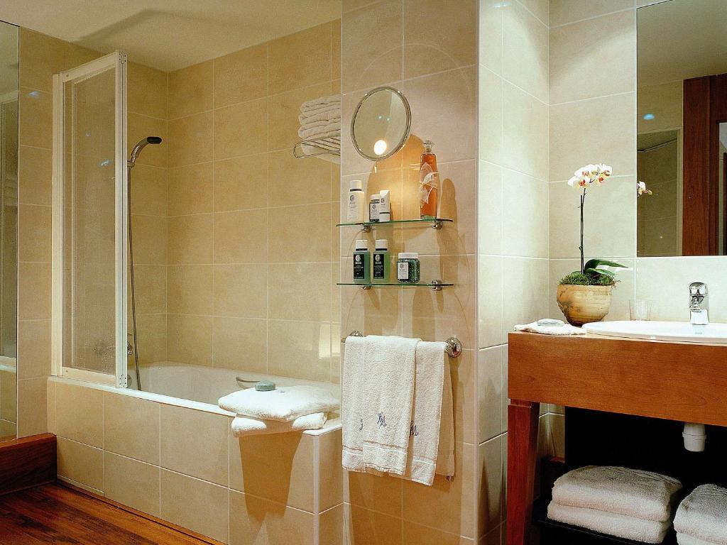 Koupelna v ubytování Sofitel Biarritz Le Miramar Thalassa
