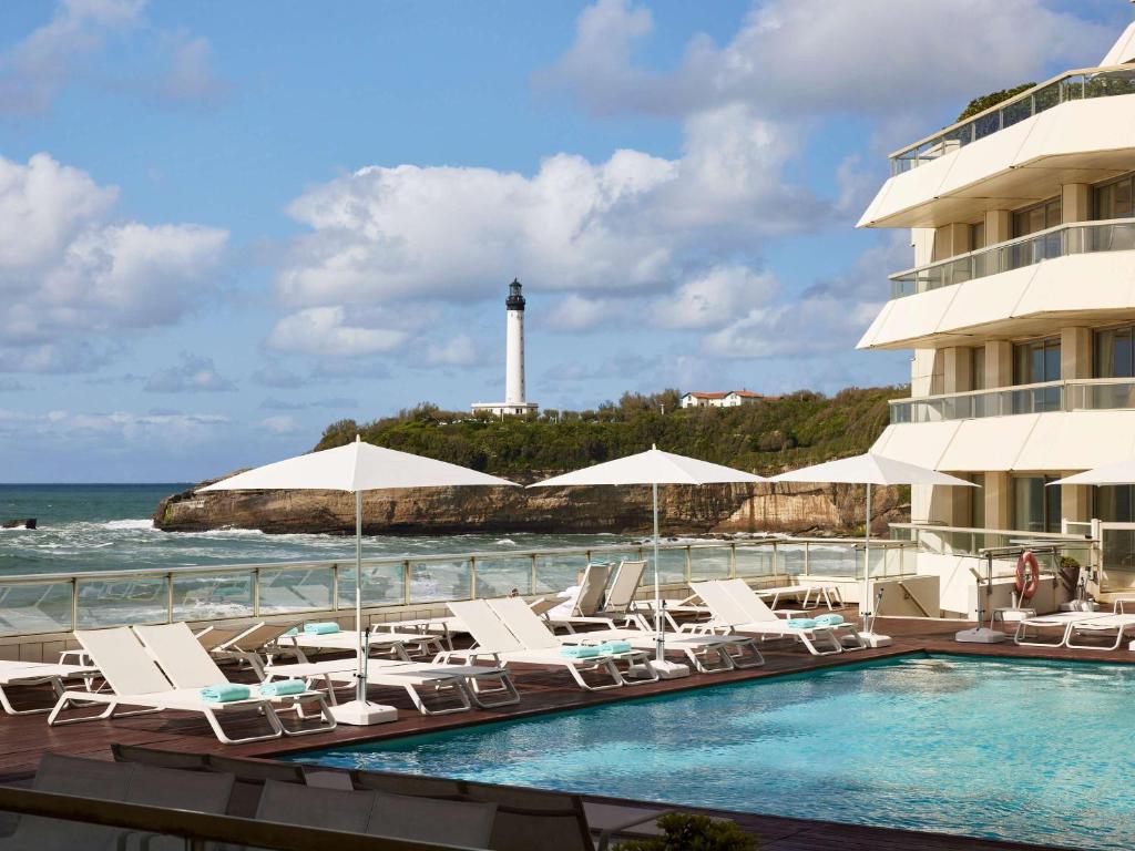 Bazén v ubytování Sofitel Biarritz Le Miramar Thalassa nebo v jeho okolí