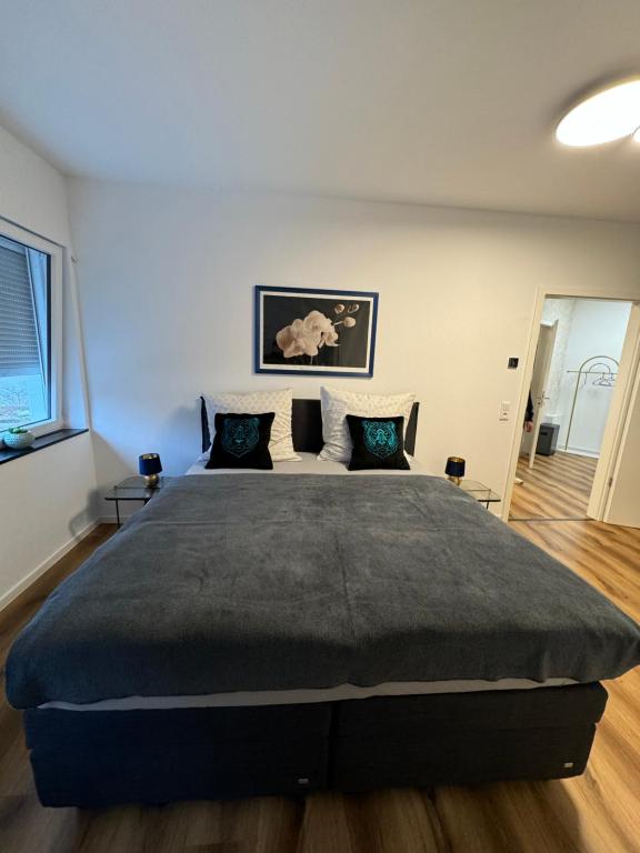 a bedroom with a large bed in a room at Zeitperlewohnen Petrol in Witten