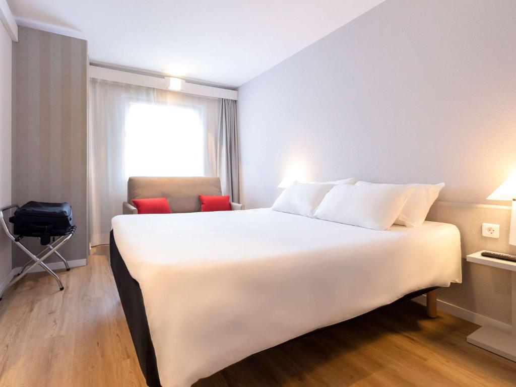 Postel nebo postele na pokoji v ubytování Ibis Valencia Alfafar