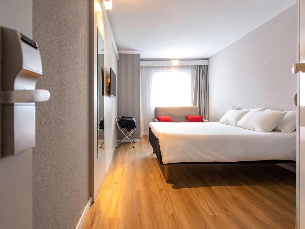 Postel nebo postele na pokoji v ubytování Ibis Valencia Alfafar