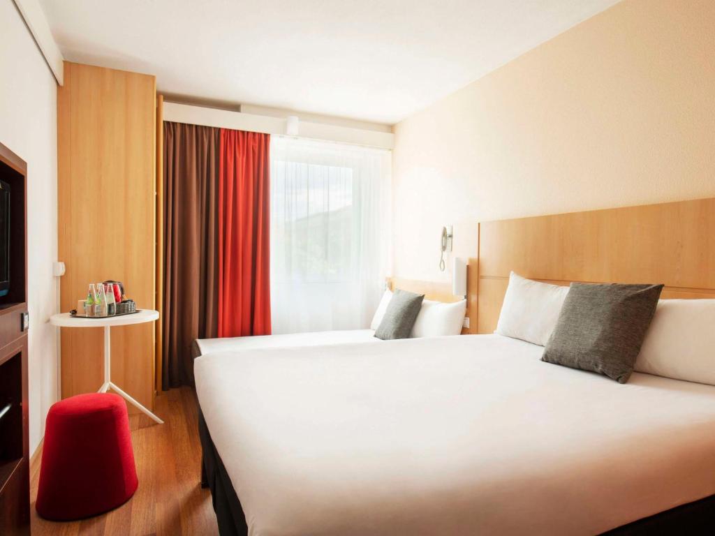 Postel nebo postele na pokoji v ubytování Ibis Warszawa Stare Miasto