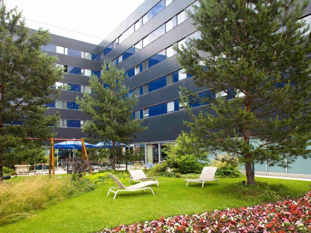 Piscina a ibis Zürich City West o a prop