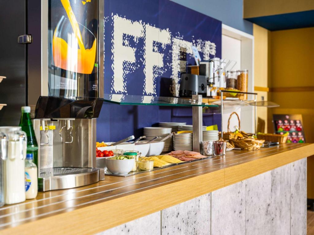 eine Küche mit einer Theke mit Essen darauf in der Unterkunft Ibis Budget Graz City in Graz