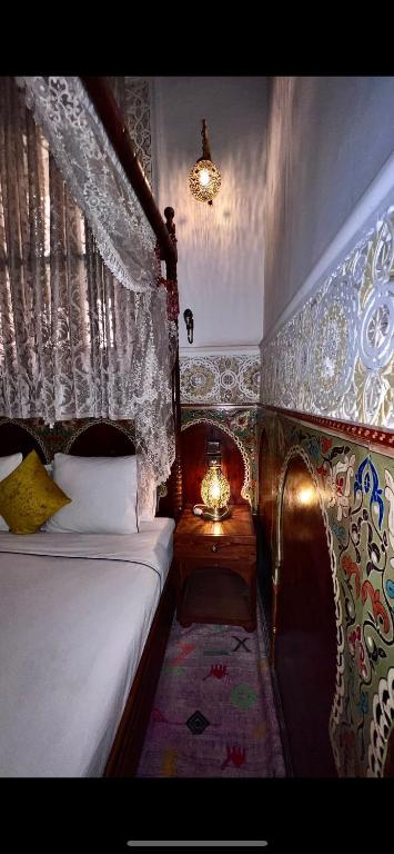 Postel nebo postele na pokoji v ubytování Riad Fes Madaw